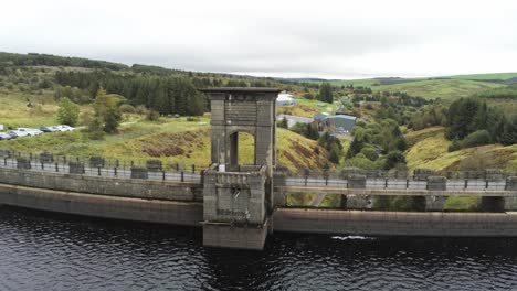 Alwen-Reservoir-Industrie-Wasserkraft-Wahrzeichen-Historisch-Ländlich-See-Damm-Gebäude-Wegziehen-Antenne-Rechts