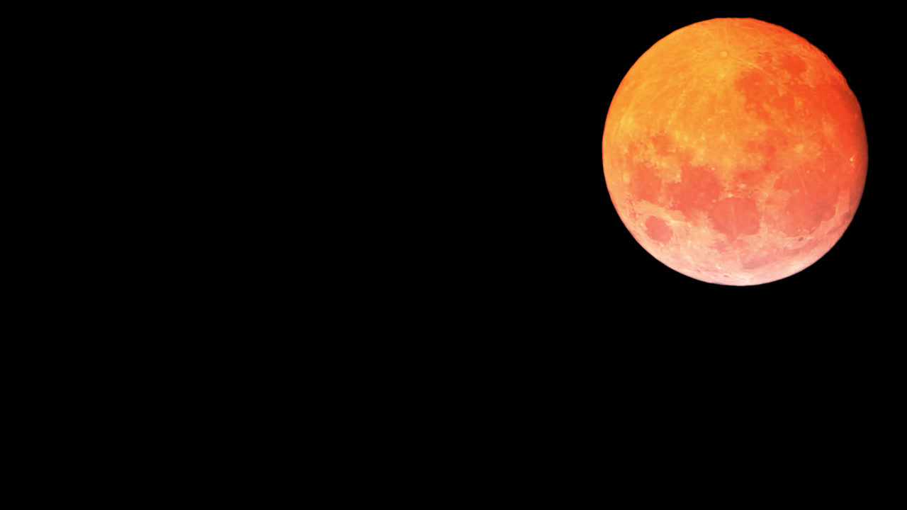 lapso de tiempo de luna llena moviéndose a través del cielo nocturno