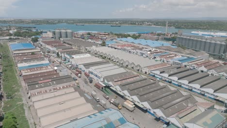una toma de avión no tripulado de almacenes y instalaciones de almacenamiento en mombasa cerca del puerto principal en kilindini