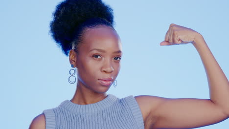 fuerte, músculo y rostro de una mujer negra