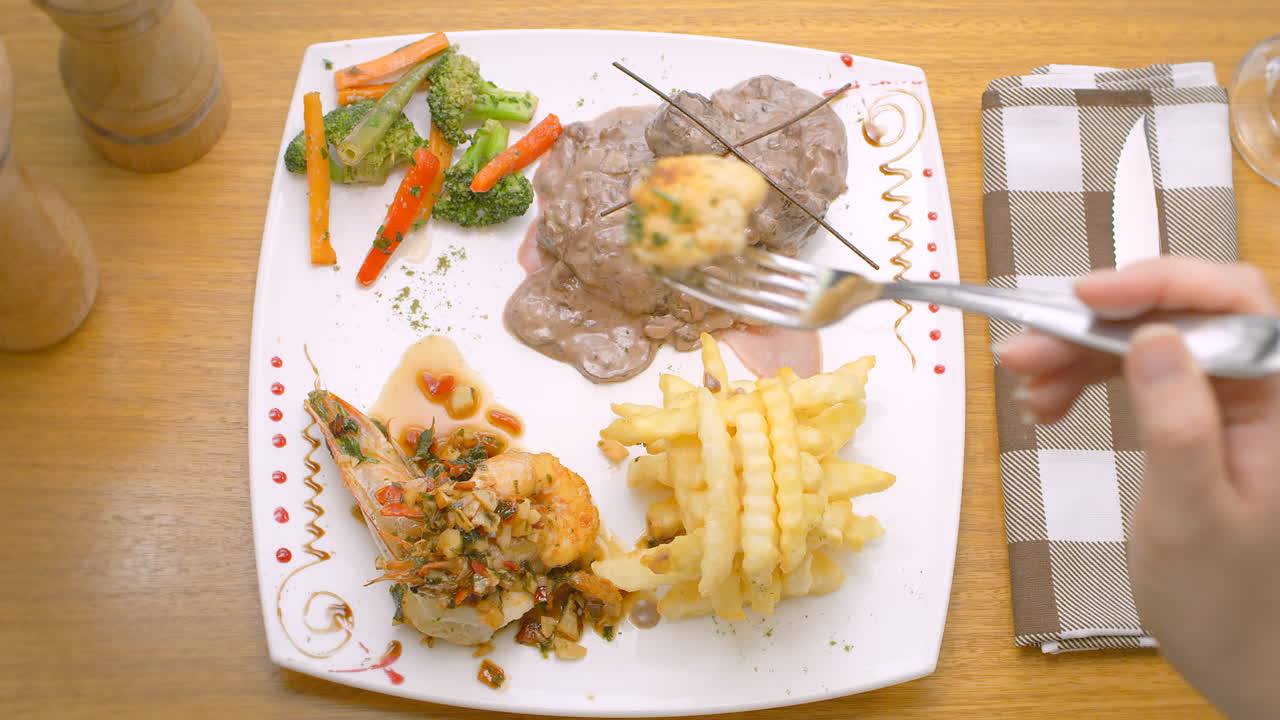 carne en salsa, gambas, patatas fritas y ensalada, mediterranea