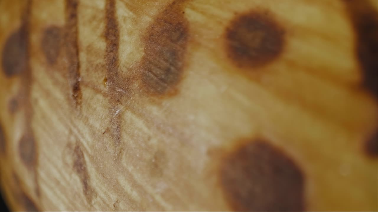 잘 익은 바나나 껍질을 가로지르는 시네마틱 돌리