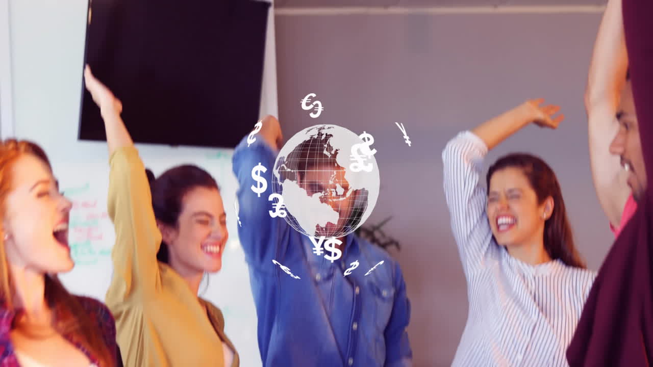 animación del globo con iconos de divisas sobre diversas personas de negocios apilando las manos