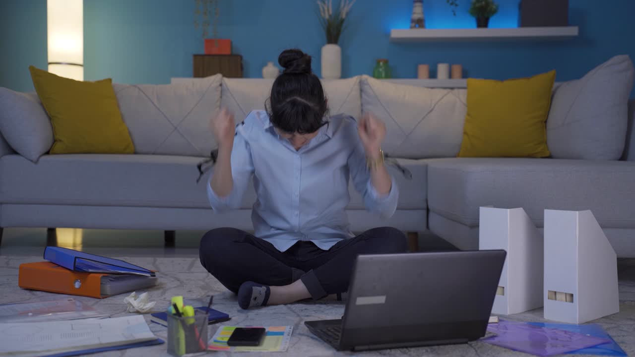 홈 오피스 워커 여성이 신경 ⁇ 약을  ⁇ 고 있습니다.