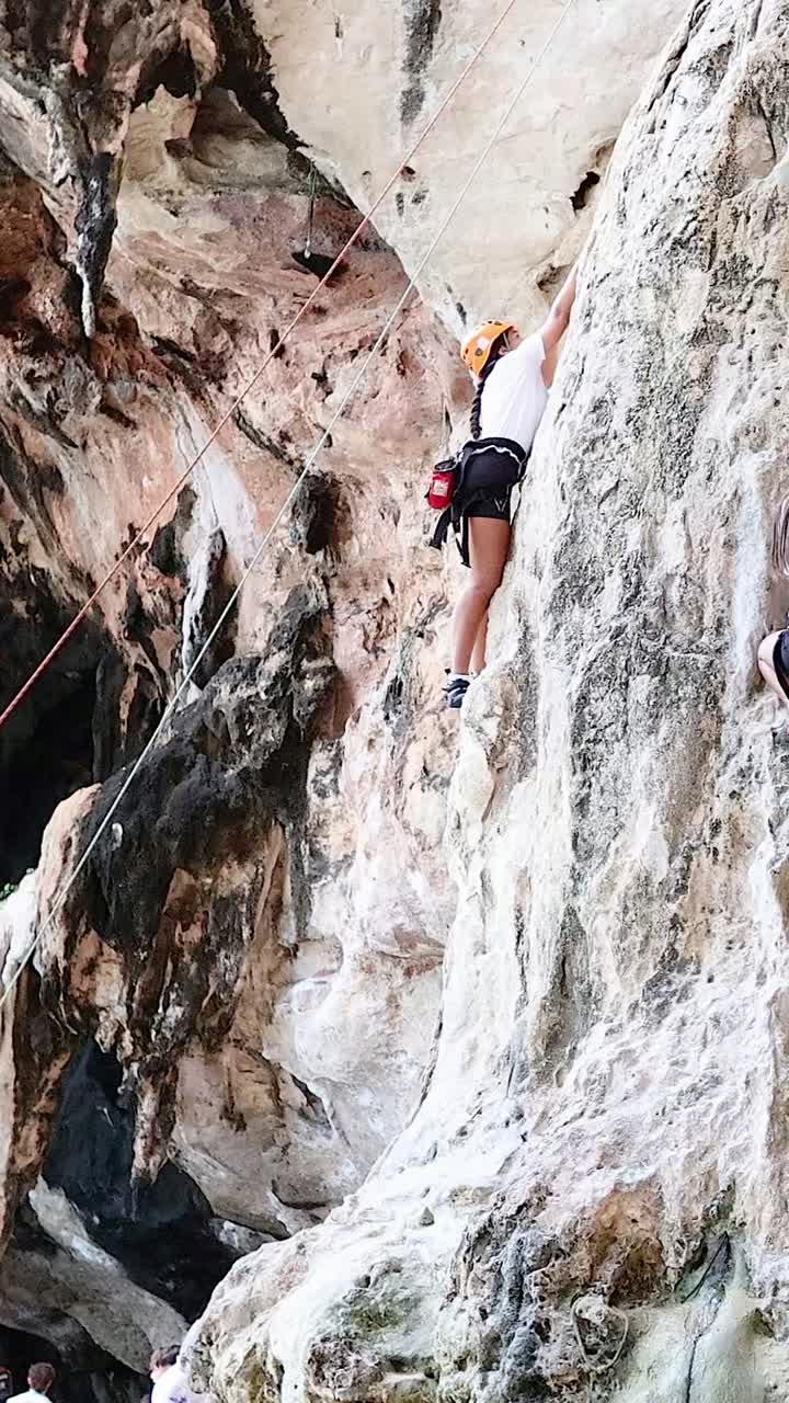 Tayland, Krabi'de kireçtaşı kayalığına tırmanan dağcı