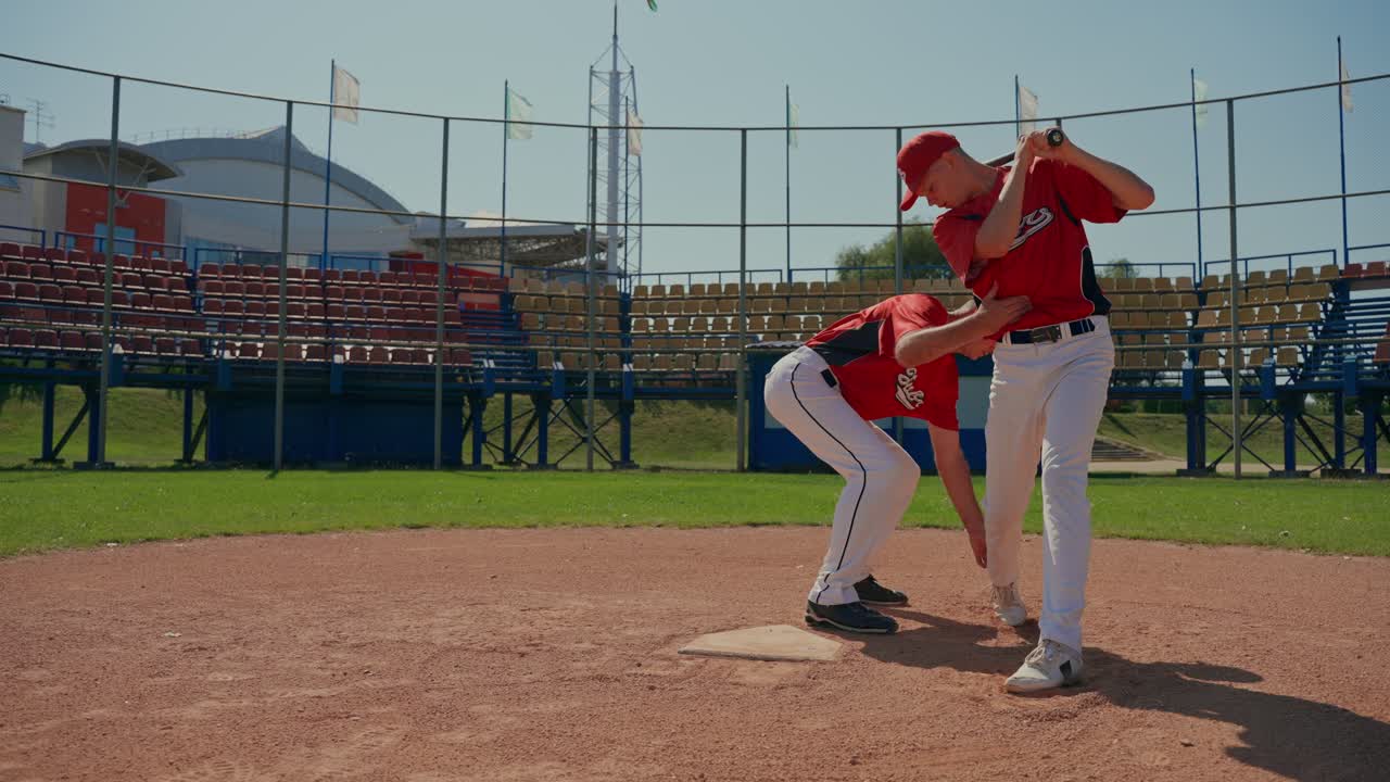 Sessione di addestramento di baseball su un campo da baseball