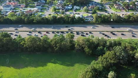 晚上在高峰时段的公园公路的空中景观