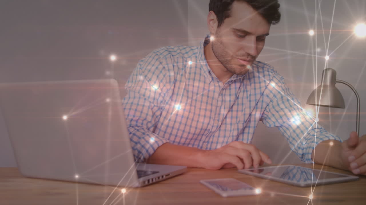 red brillante de conexiones contra el hombre caucásico usando computadora portátil y tableta digital