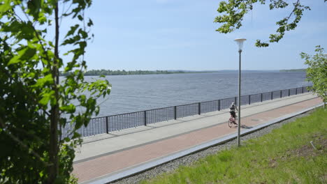 ciclista en un camino fluvial