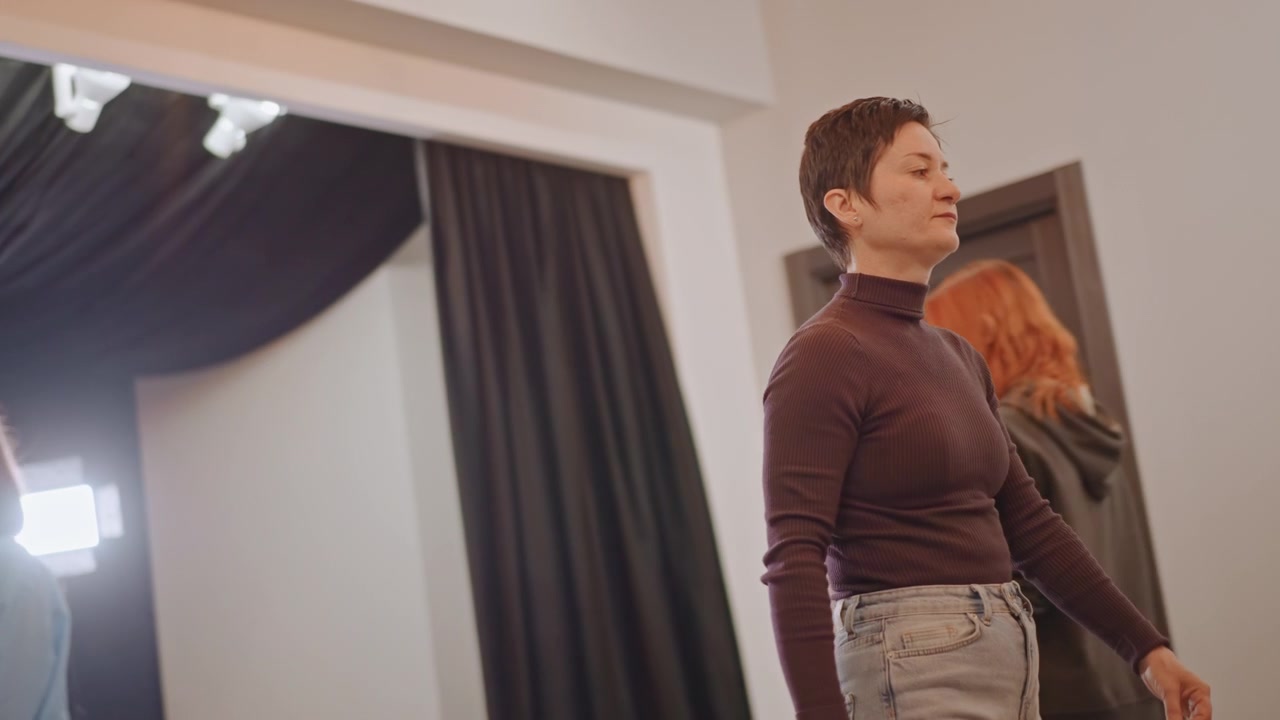 Feedback session focusing on scene interpretation and expressive skills. Comprehensive review of acting techniques emphasizing emotional impact and presentation effectiveness during training
