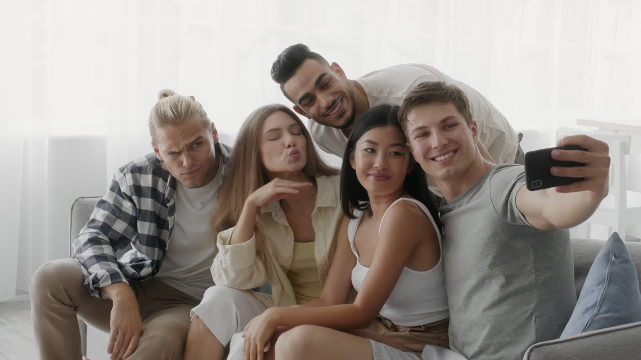 Amigos tirando uma selfie