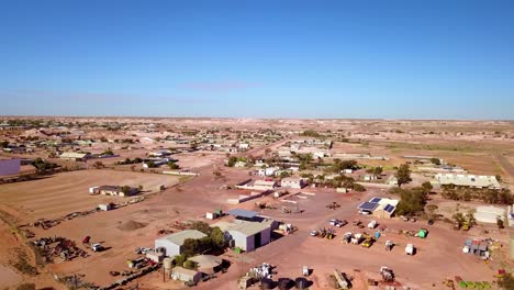 Toma-Aérea-Con-Drone-Revela-La-Ciudad-Minera-De-ópalo-De-Bush-De-Coober-Pedy-Australia-1