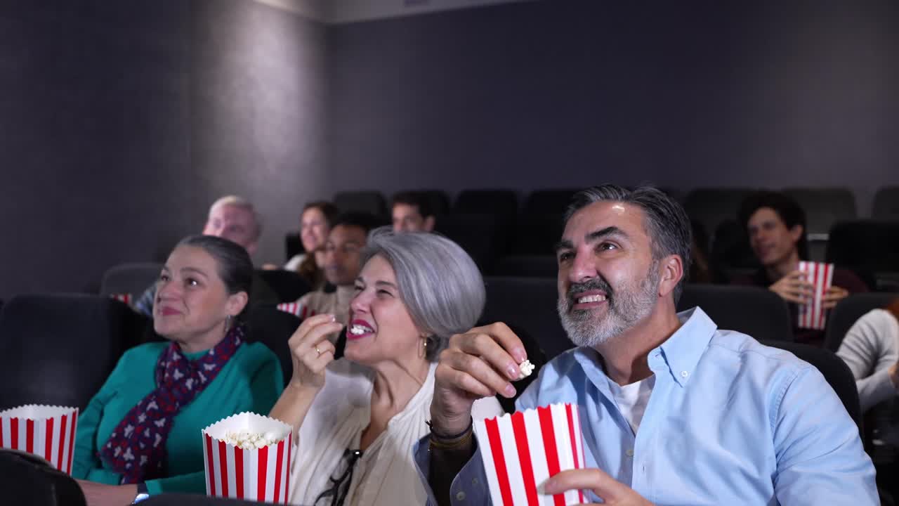 Persone che guardano un film in un cinema