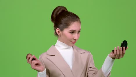 화장을 하는 여자