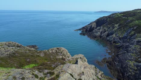 Pacífica-Amlwch-Anglesey-Norte-De-Gales-Montaña-Escarpada-Paseo-Costero-Vista-Aérea-órbita-Derecha-Sobre-Costa-Rocosa