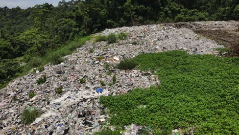 Disparo-Aéreo-De-Drones-Del-Vertedero-Se-Encuentra-Con-El-Vertedero-De-Basura-De-La-Selva-En-Una-Isla-Tropical