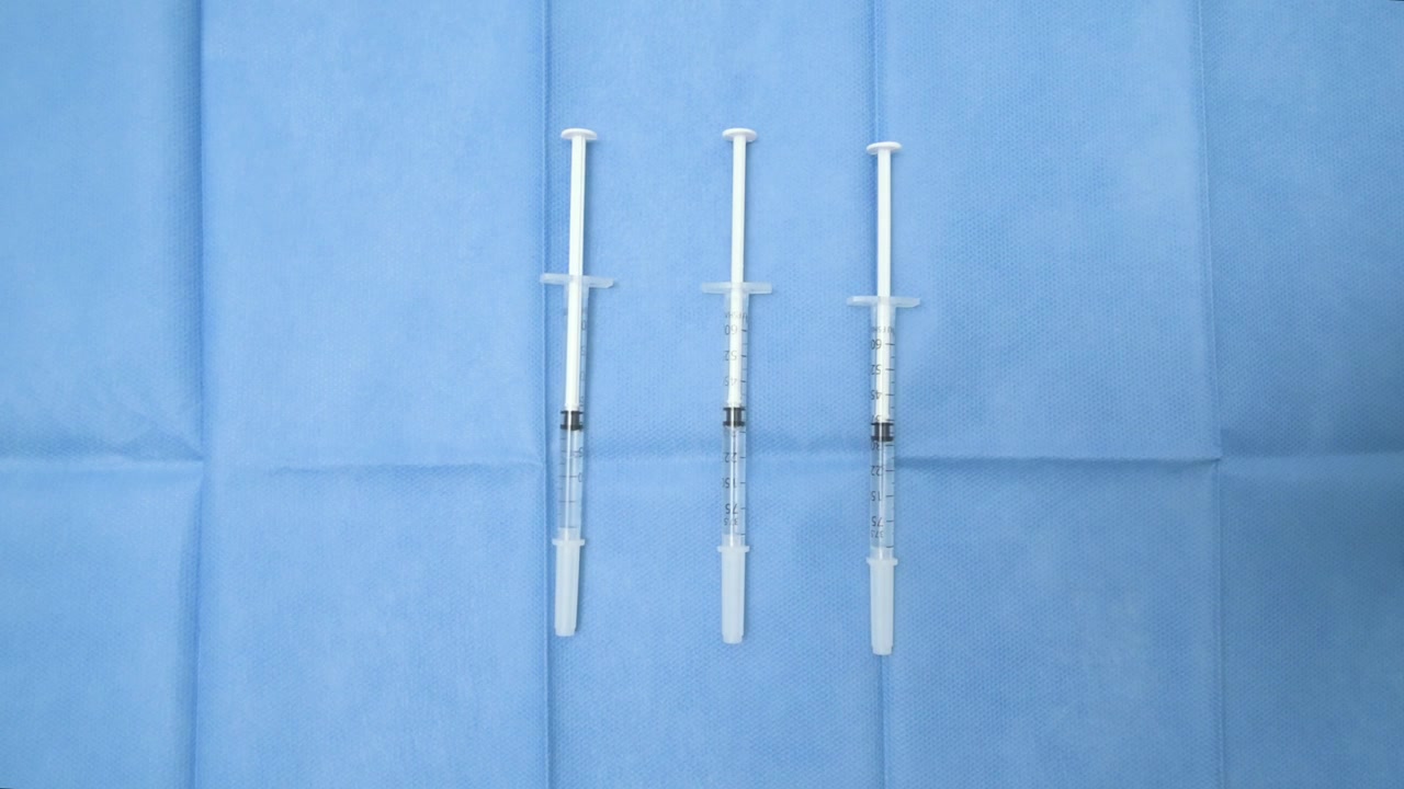 Professionista medico con i guanti che posiziona siringhe pre-riempite di acido ialuronico per un trattamento di bellezza.
