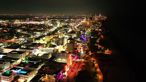 South-Beach,-Miami,-Florida,-Bei-Nacht-Drohnenansicht,-Flug-über-Den-Strand-Und-Den-Atlantik-Mit-Blick-Auf-Den-Ozean-Dr.