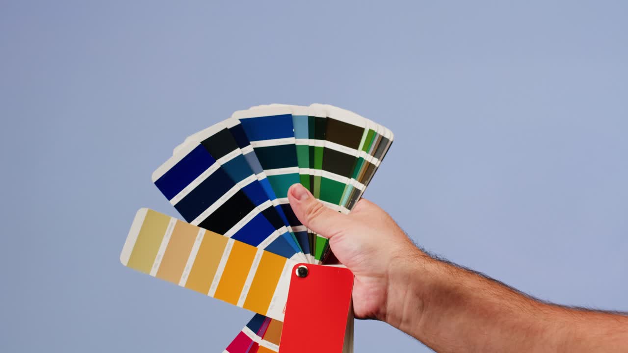 mano con una paleta de colores