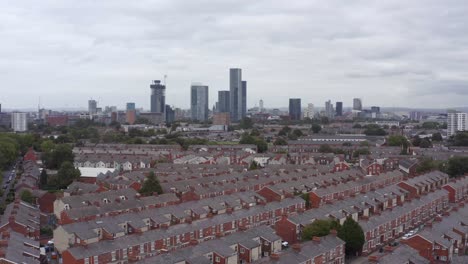 disparo de dron alejándose de los suburbios de old trafford 04