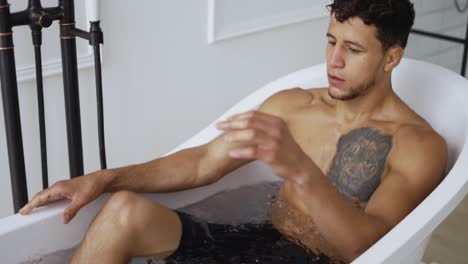 el deportista entra en un baño con cubitos de hielo