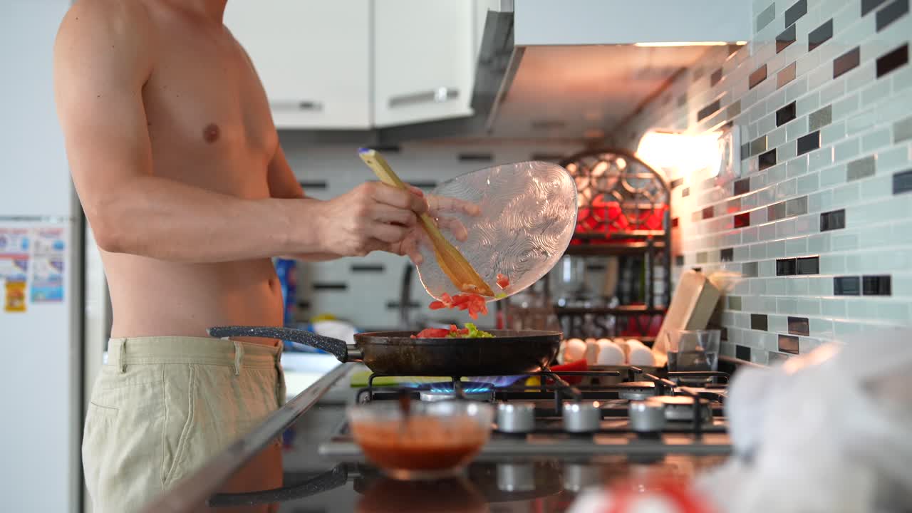 hombre cocinando en la cocina