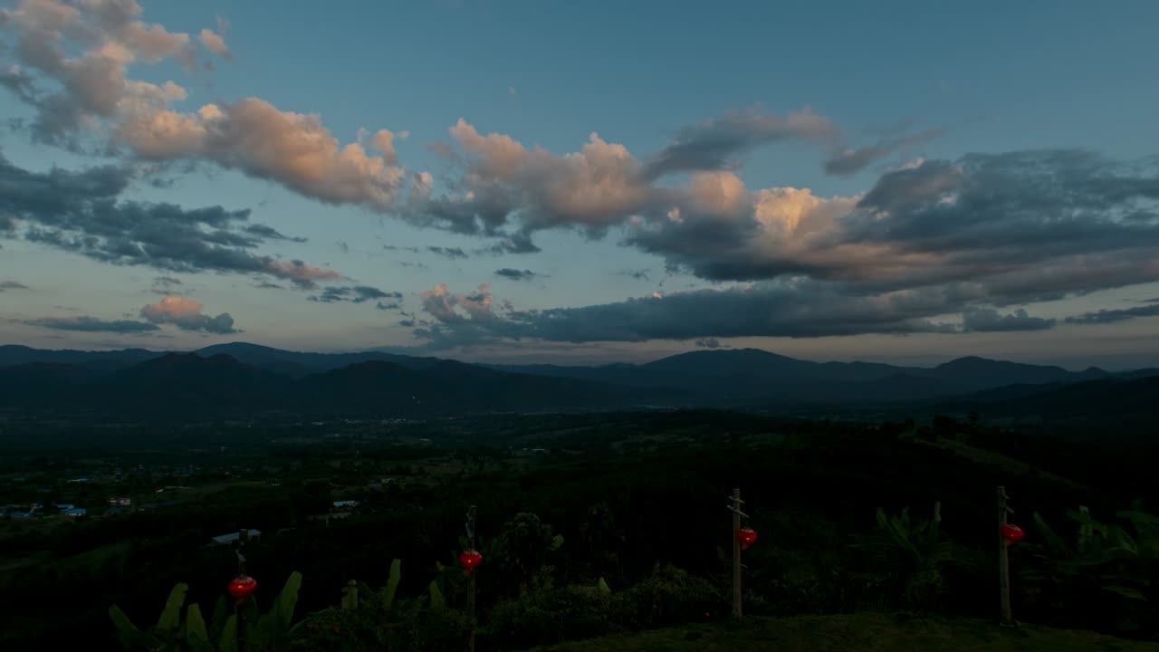 Tramonto con Vista sulle Montagne e Lanterne Rosse