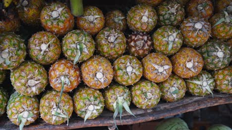 Pila-De-Piña-En-El-Supermercado-Al-Aire-Libre