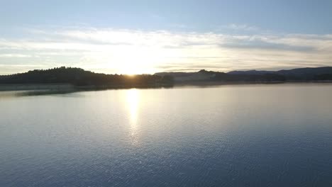 puesta de sol en la presa con vistas increíbles