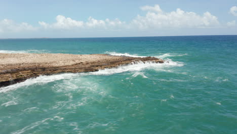 Malerische-Aussicht-Aus-Der-Luft-Auf-Die-Stürmische-Karibikküste-Mit-Tosenden-Wellen-Und-Wunderschöner-Natur