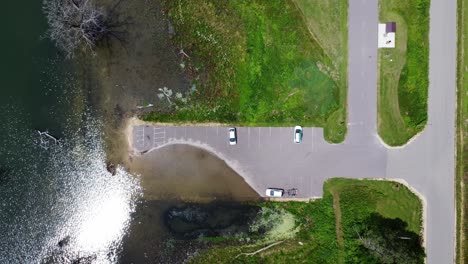 aguas de inundación que sumergen un estacionamiento al aire libre