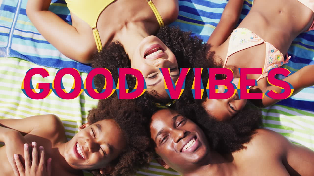 Animazione del testo 'buone vibrazioni' su famiglia afroamericana sorridente sdraiata in spiaggia