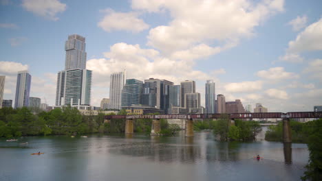 Blick-Auf-Die-Skyline-Von-Austin-Vom-Lady-Bird-Lake-Mit-Wassersportmöglichkeiten