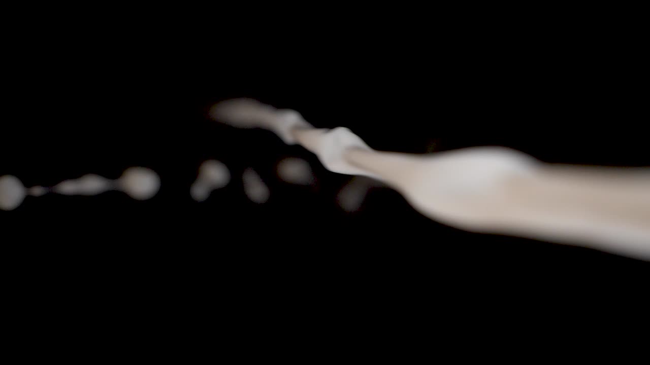 블랙 제품 샷에 두 가지 방법으로 쏟아지는 순수한 신선한 우유