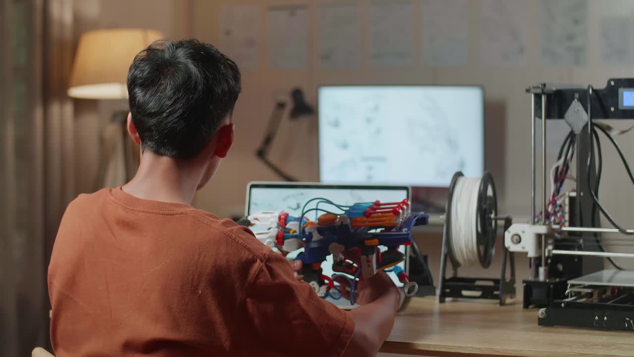 joven que trabaja en un proyecto de impresión 3d