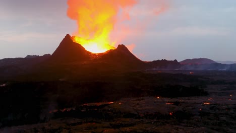 Toma-A-Nivel-Del-Suelo-De-La-Erupción-Del-Volcán-Islandia-Fagradalsfjall-Con-Campos-De-Lava-Fundida-En-Primer-Plano-En-Movimiento