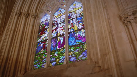 Monasterio-De-Batalha-Hermoso-Detalle-Arquitectónico-De-Vidrieras-En-El-Centro-De-Portugal-Cardán