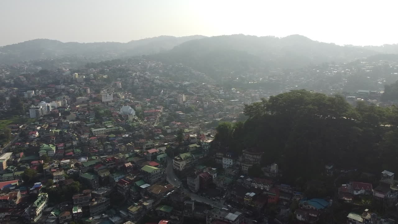 Vista aerea con drone di un paesaggio urbano affollato di edifici.