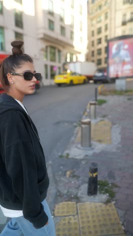 mujer en un paisaje urbano