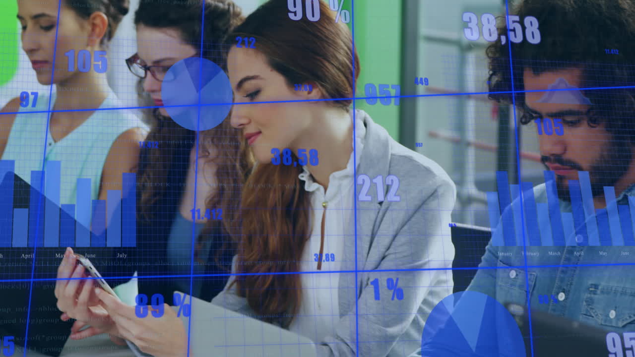 animación del procesamiento de datos estadísticos sobre diversos colegas que utilizan dispositivos electrónicos en la oficina.