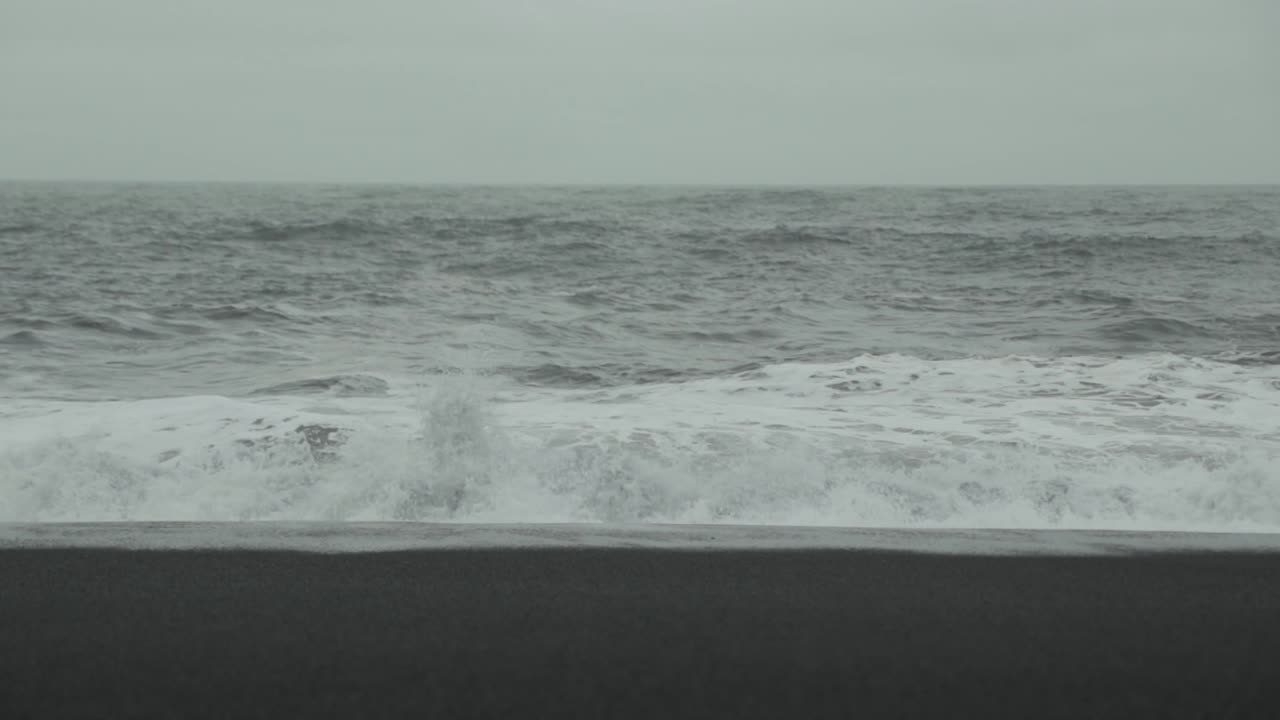 아이슬란드의 검은 모래 해변에서 파도 충돌