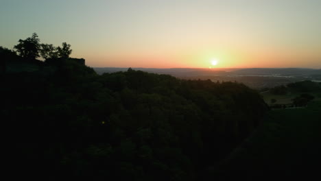 Toma-De-Drones-De-Las-Ruinas-Del-Castillo-De-Mägdeberg-Al-Amanecer-Con-Movimiento-Rápido