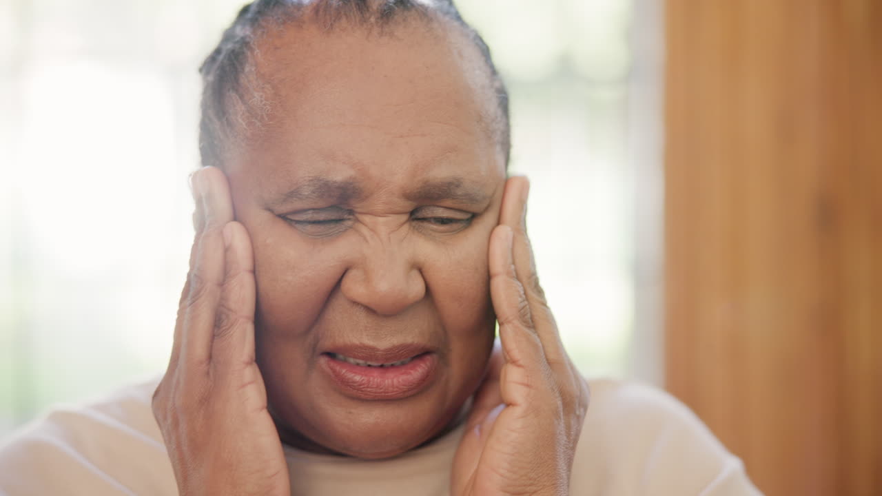 mujer mayor, dolor de cabeza y estrés para la jubilación