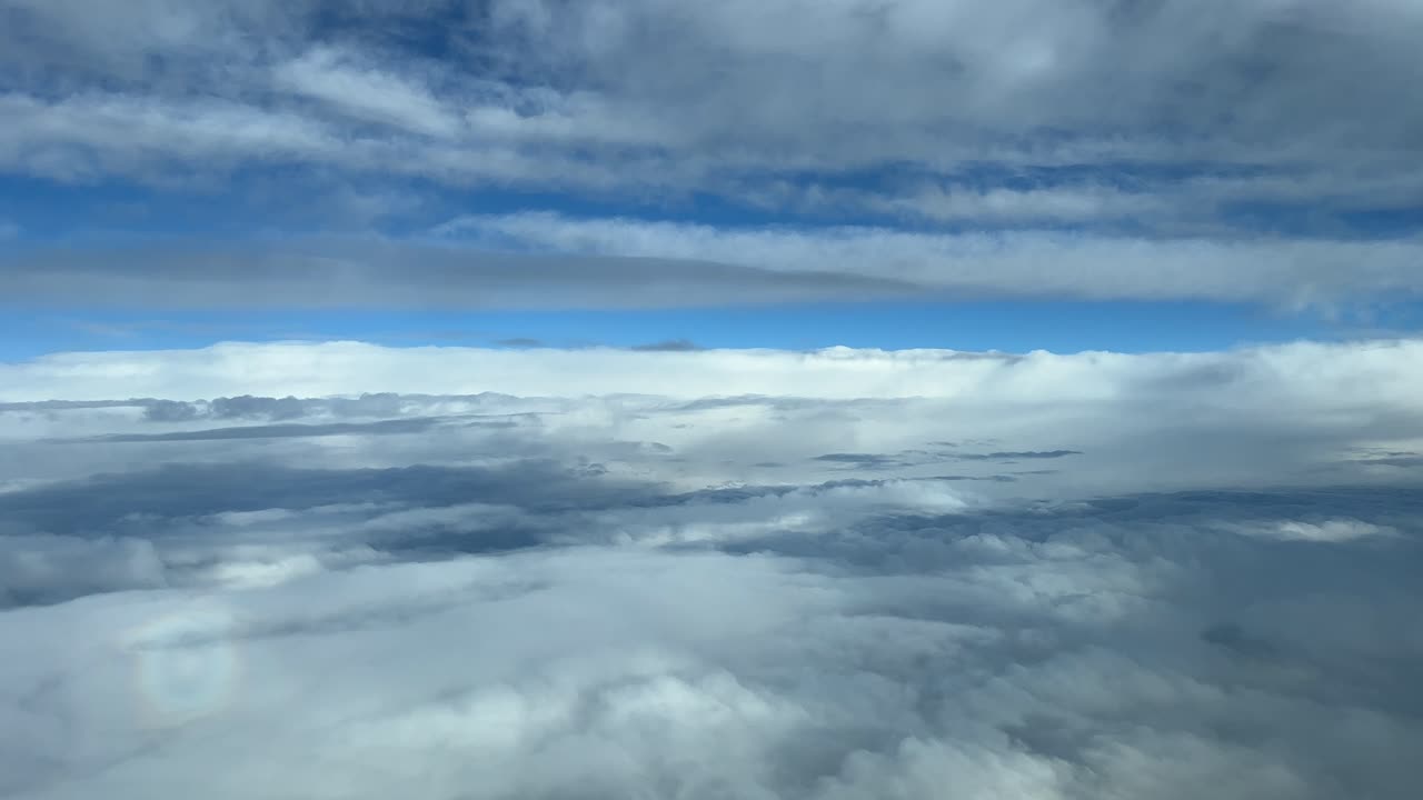 추운 계류장에서 층운과 적운 구름으로 뒤덮인 겨울 하늘