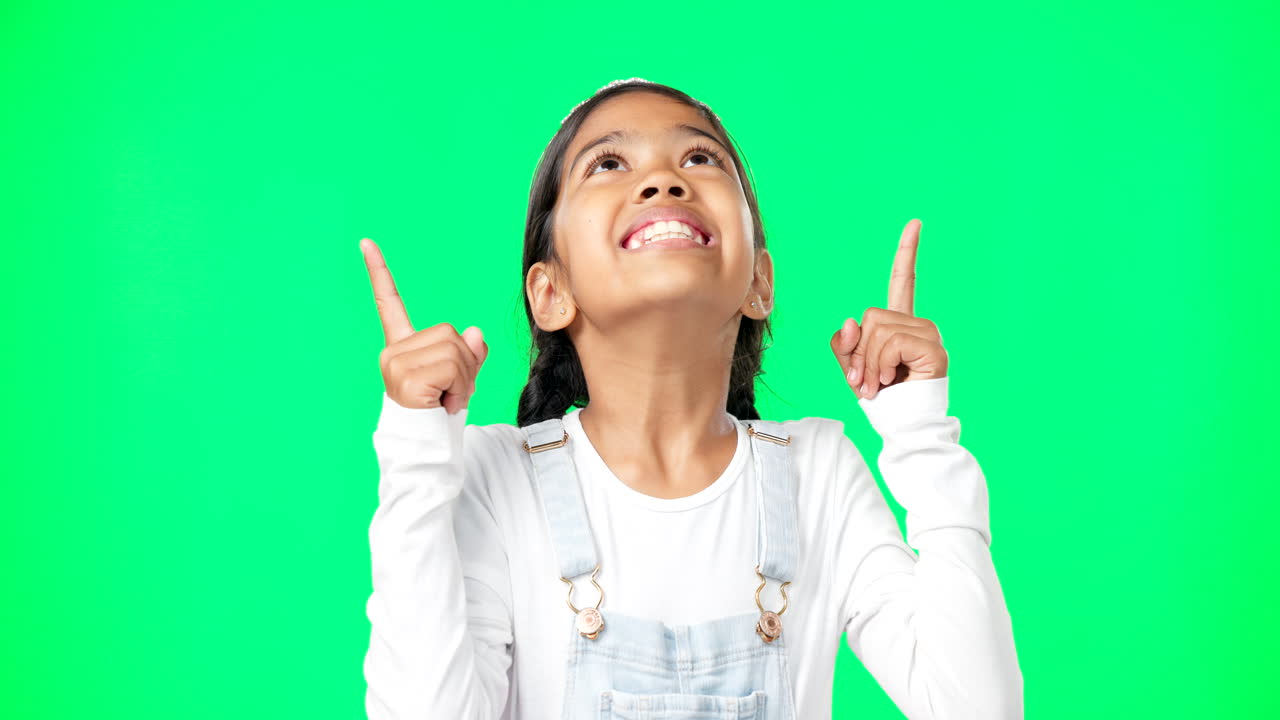 소녀, 공주와 초록색으로 스튜디오를 가리키십시오.