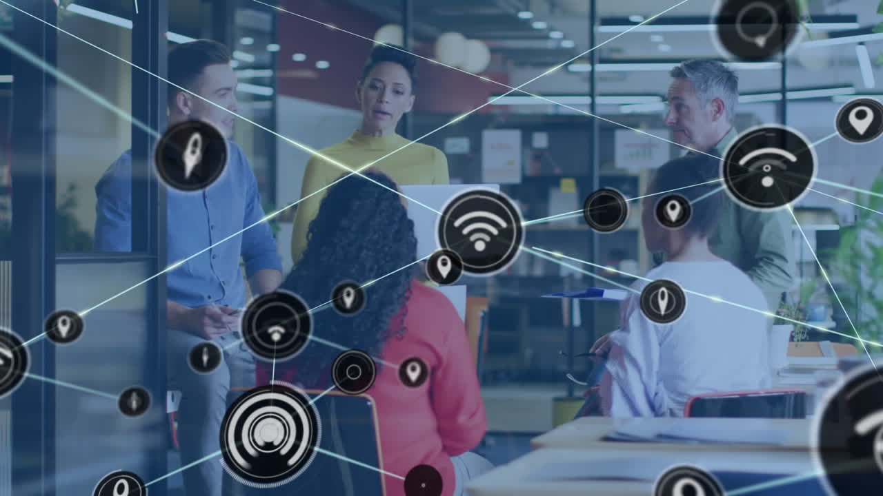 animación de navegación conectada y iconos wifi sobre colegas multirraciales discutiendo en la oficina