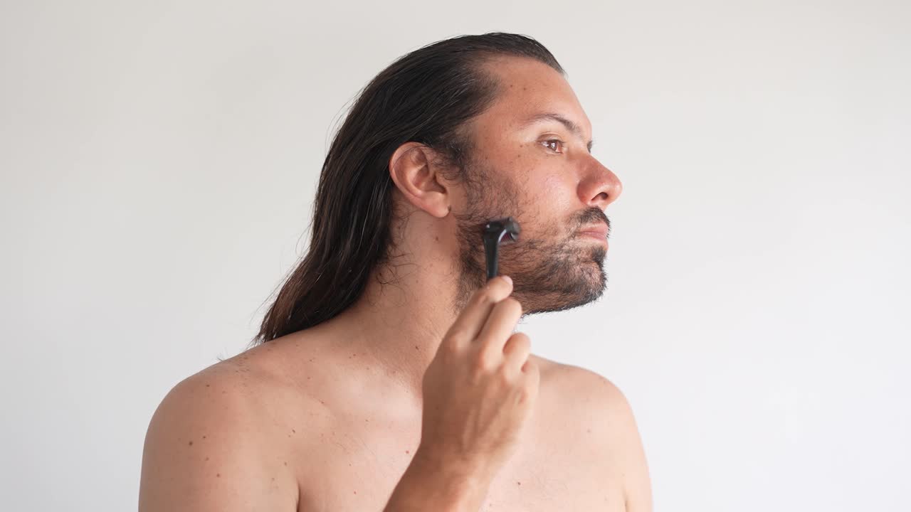 탈모 부위에 dermaroller를 사용하는 것은 머리카락 재발, 탈모를 향상시니다.