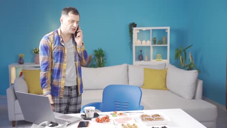 hombre independiente ocupado hablando de negocios usando una computadora portátil en el desayuno. hombre maduro adicto al trabajo.