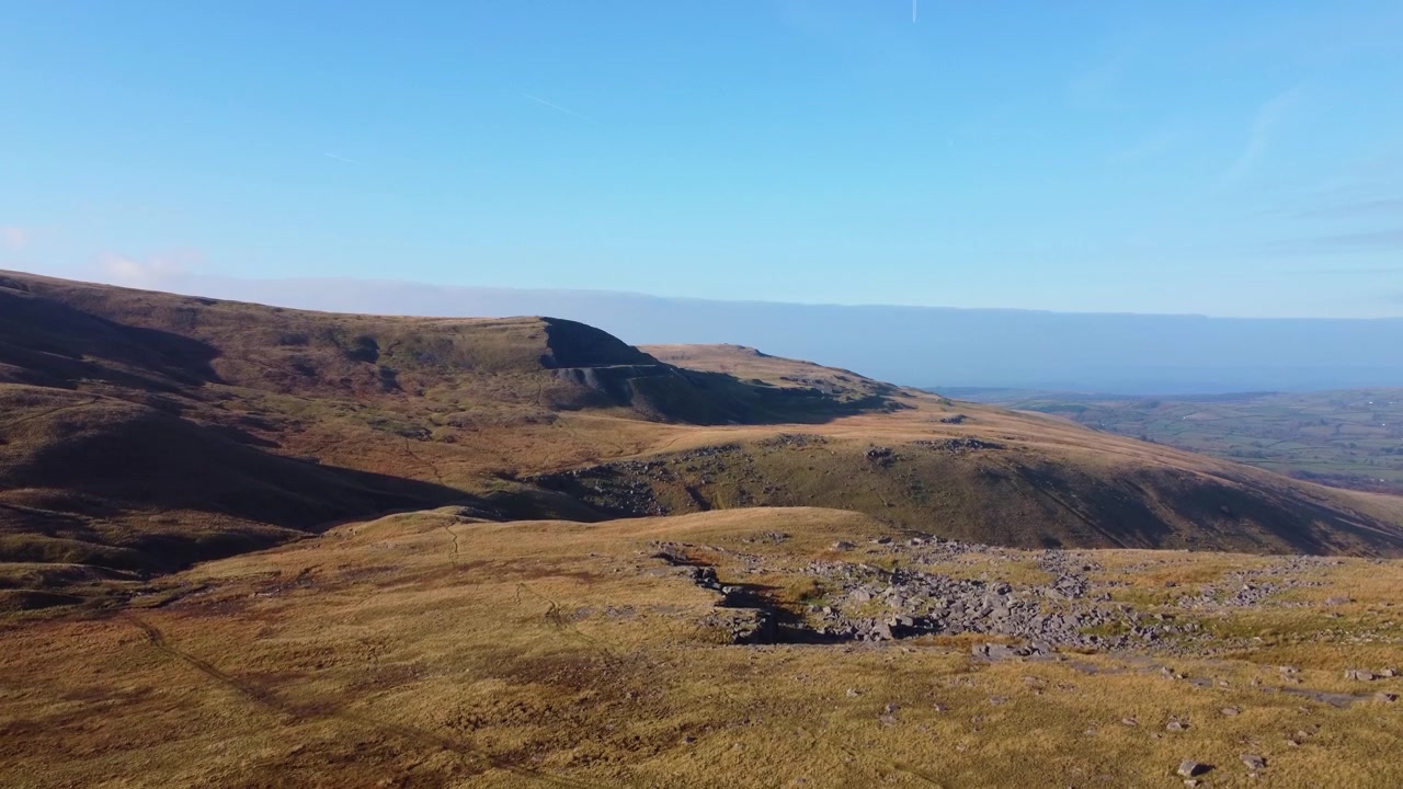 Stigende droneoptagelse fra luften af kalkstensudvindingen ved Herbert's Stenbrud i Brecon Beacons på en solrig dag. Bjerglandskabsoptagelser 4K