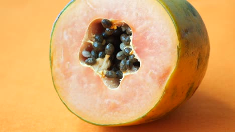 una rebanada de papaya en un plato blanco